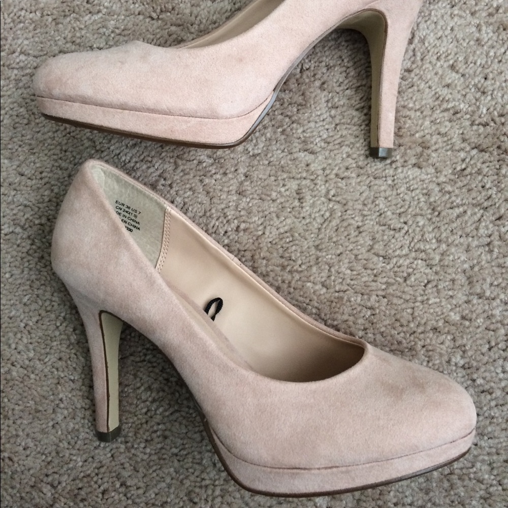 Cute nude heels 👠